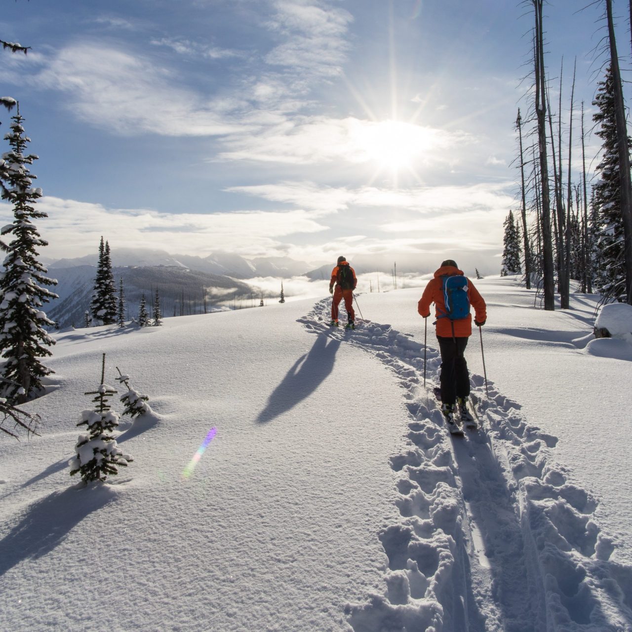 Zwei Männer gehen eine Schneetour durch verschneite Landschaft