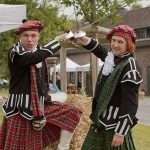 Zwei Teilnehmer in schottischer Montur bei den Highland Games