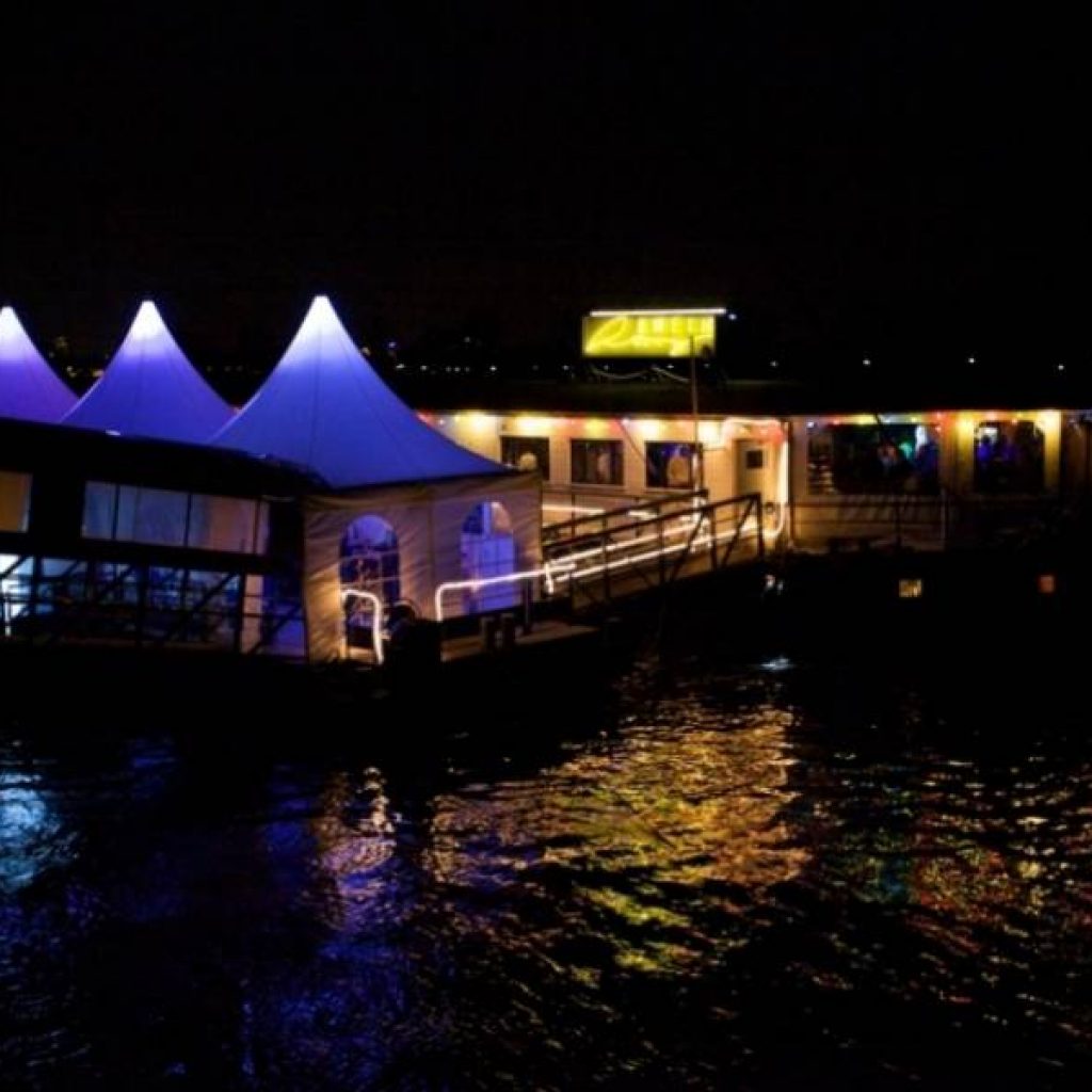 Das Partyschiff Rhein Roxy bei Nacht