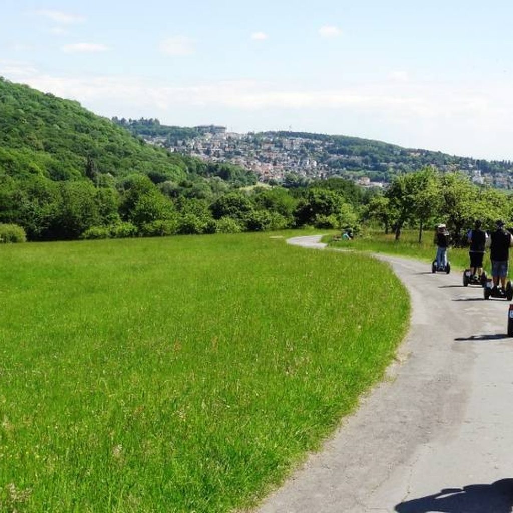 Segwayfahrer unterwegs auf Feldweg bei Königstein am Taunus