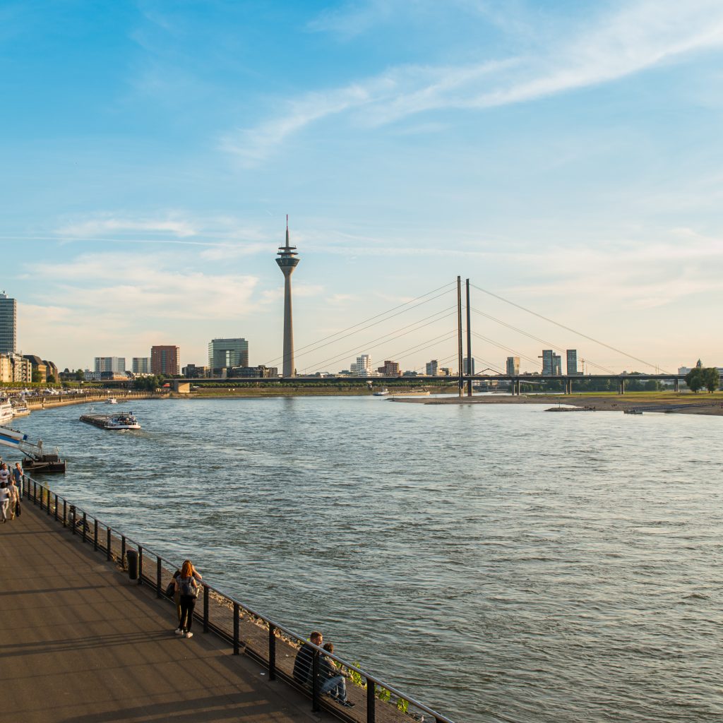 Uferpromenade in Düsseldorf am Rhein mit Blick auf Fernsehturm und Staatskanzlei