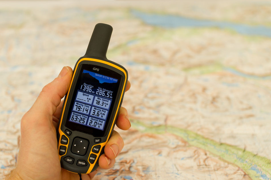 Teilnehmer des Geocachings mit einem GPS-Gerät