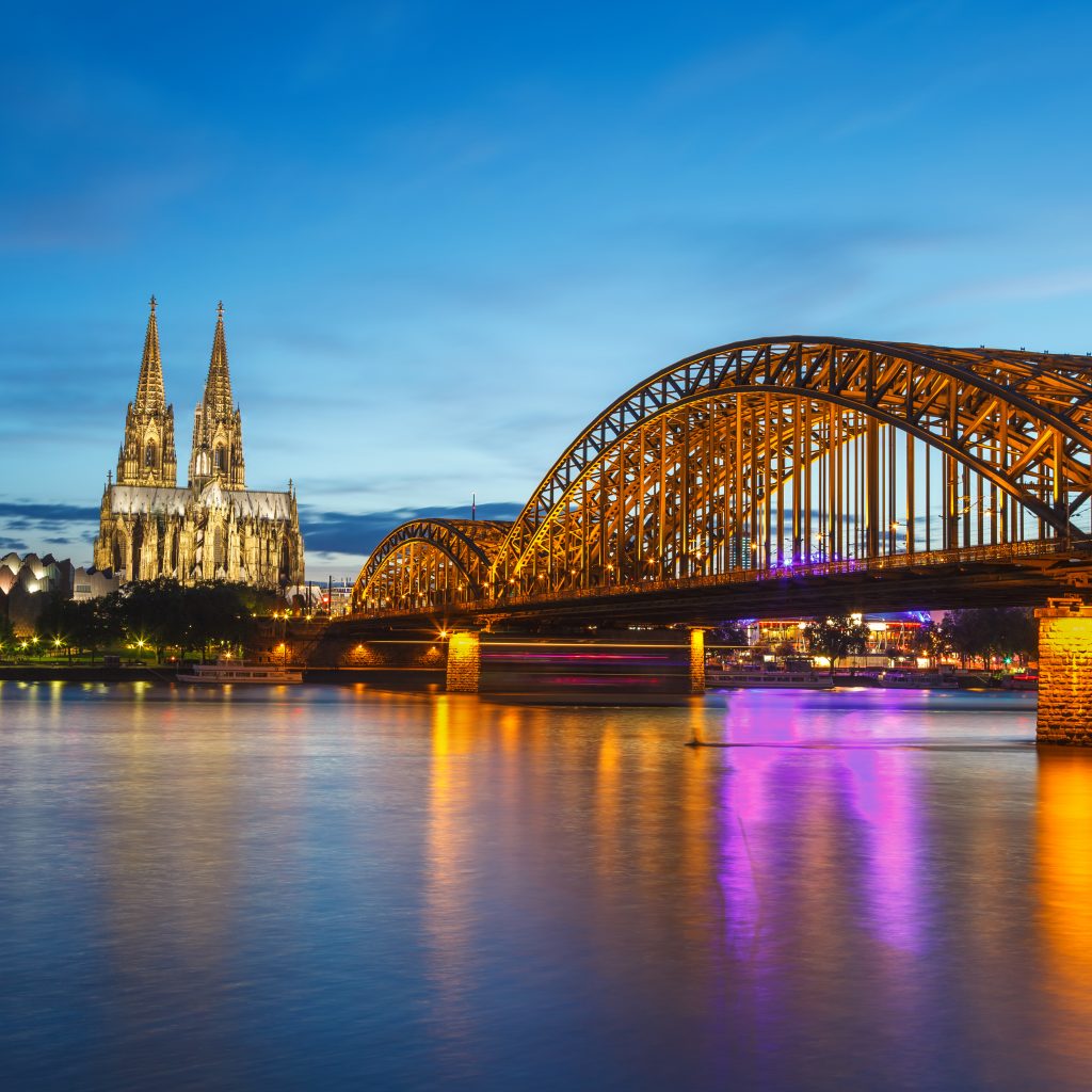 Blick auf den Rhein und den Kölner Dom