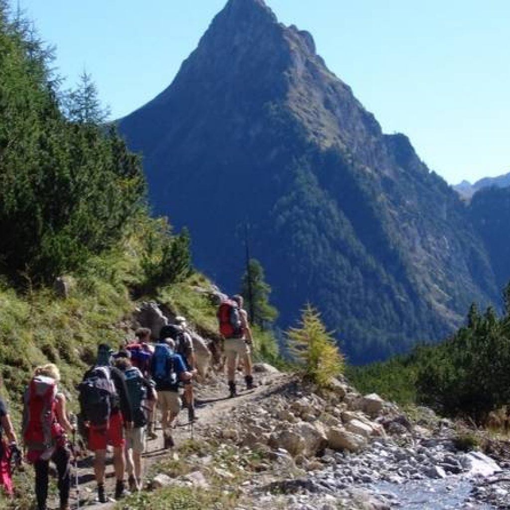 Teilnehmer der Alpenüberquerung 50 plus auf einem Gebirgspfad