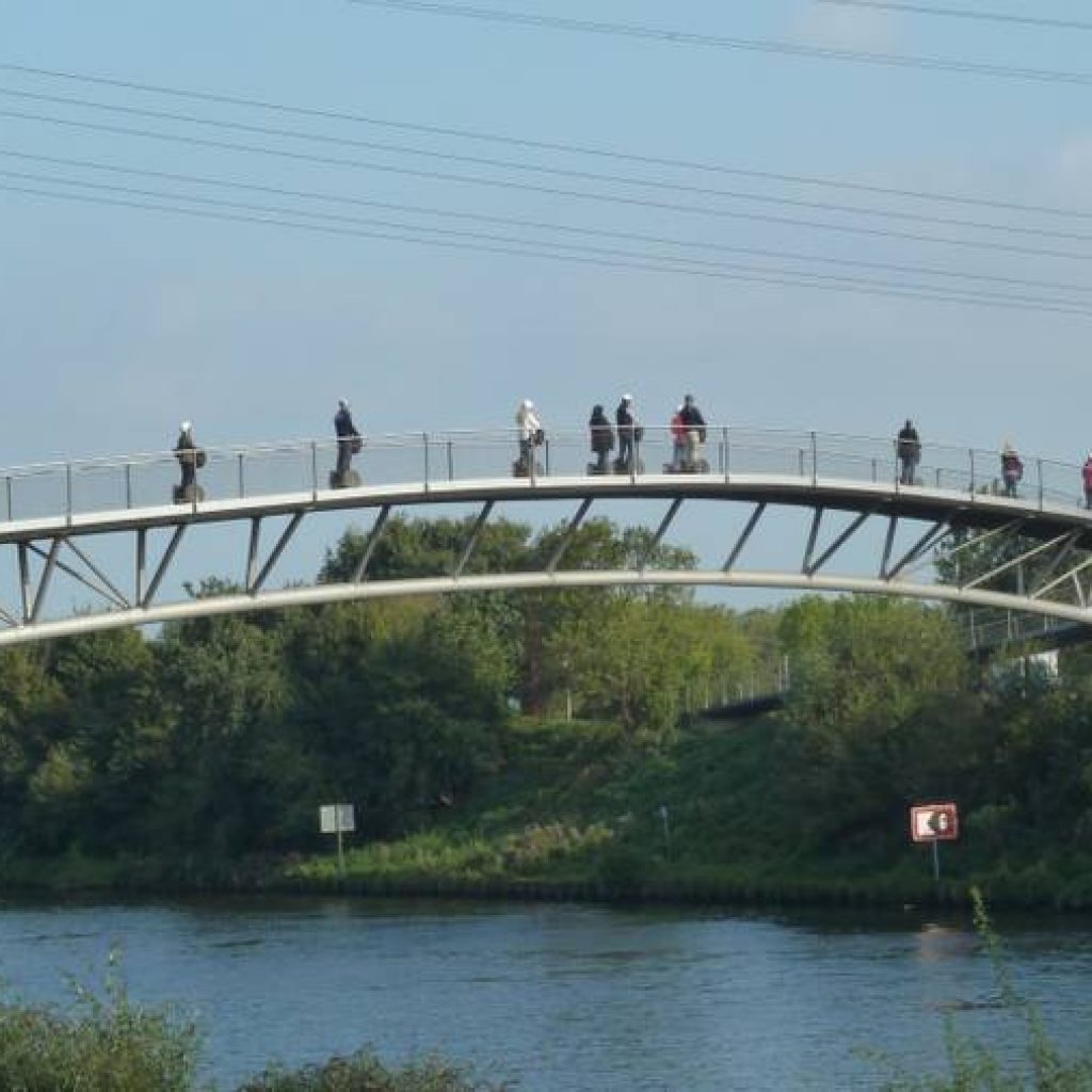 Segwayfahrer auf einer Brücke