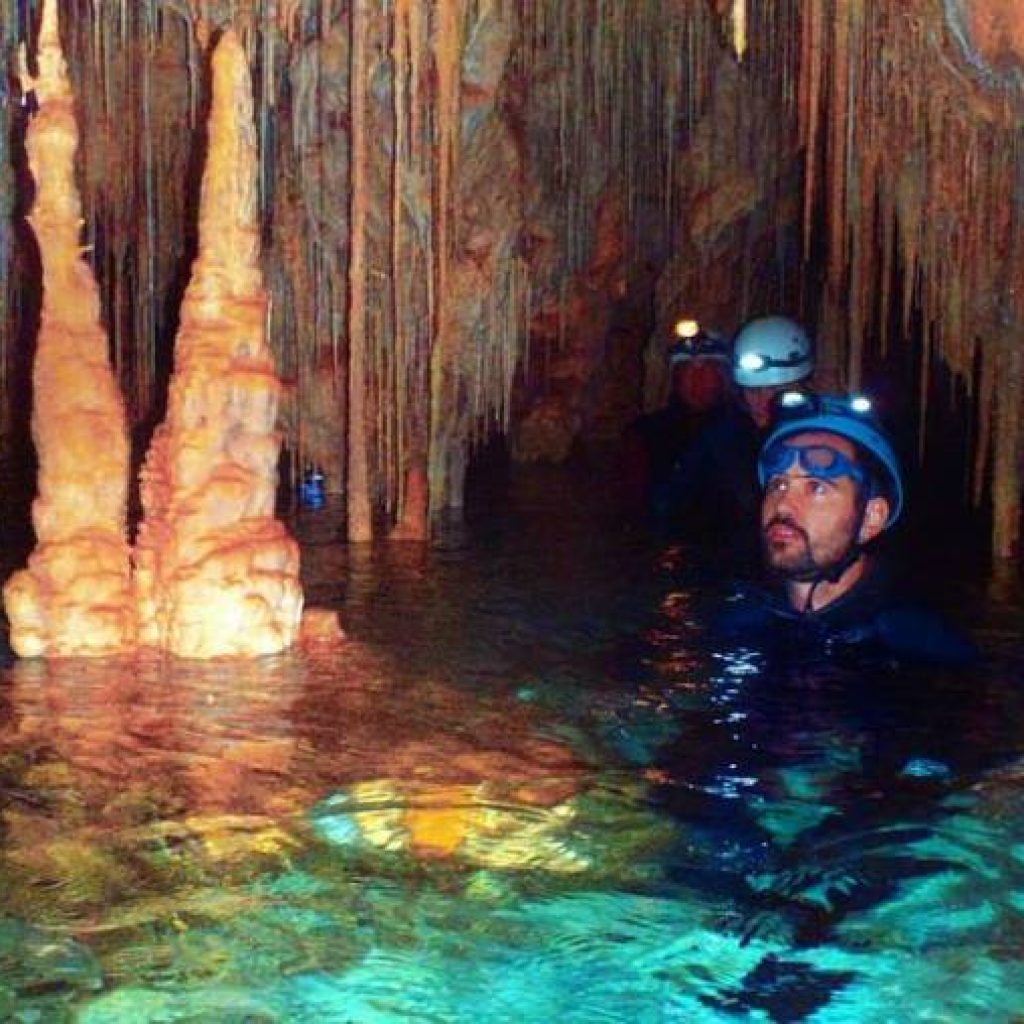 Menschen in einer Wasserhöhle auf Mallorca