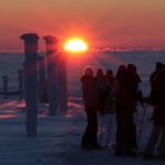 Schneeschuhwanderer beobachten den Sonnenaufgang