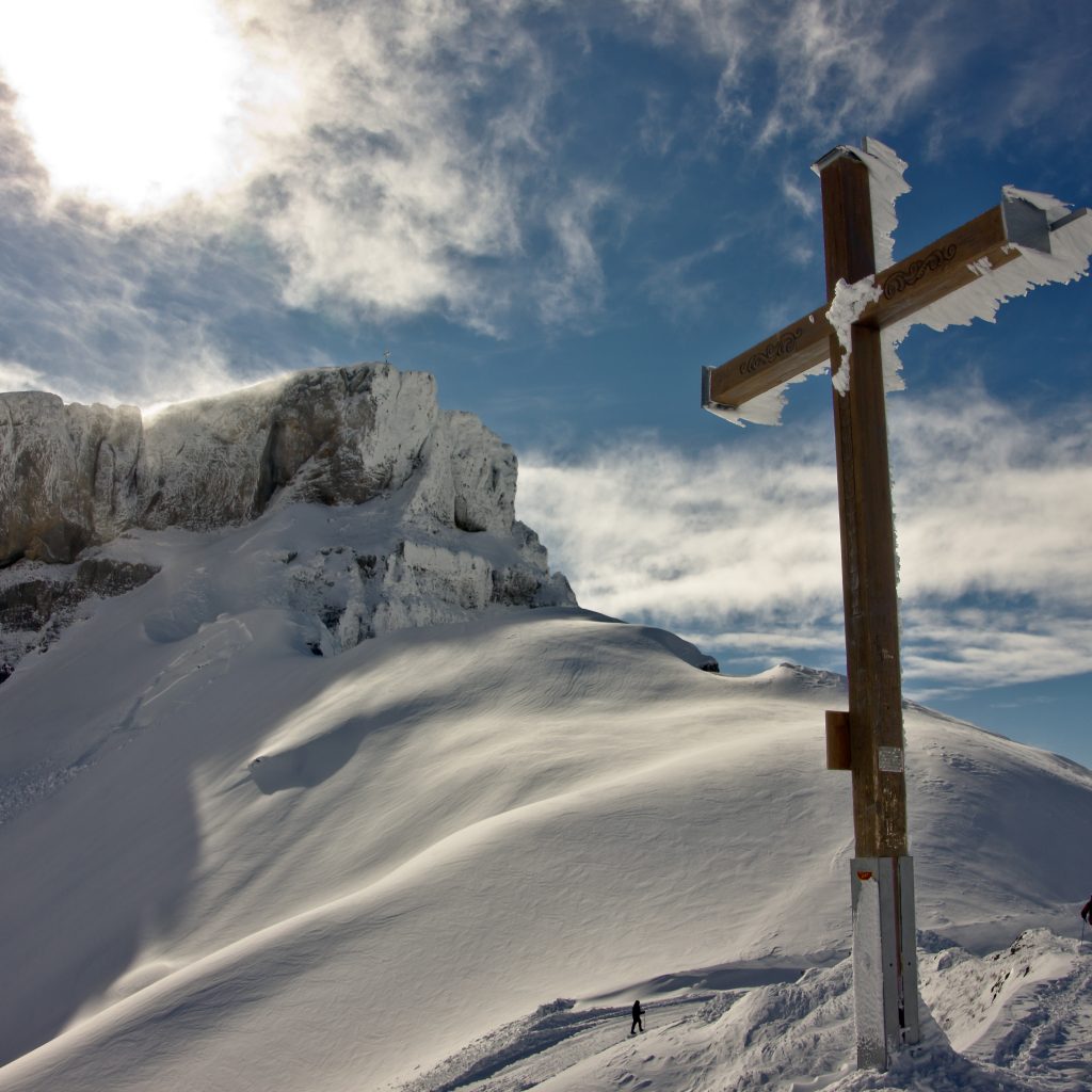 Gipfelkreuz im verschneiten Kleinwalsertal