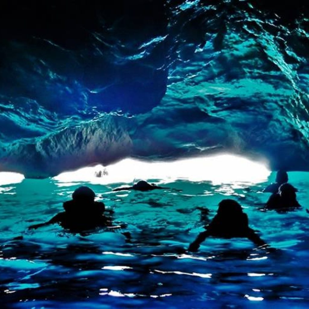 Taucher in blauer Höhle auf Mallorca