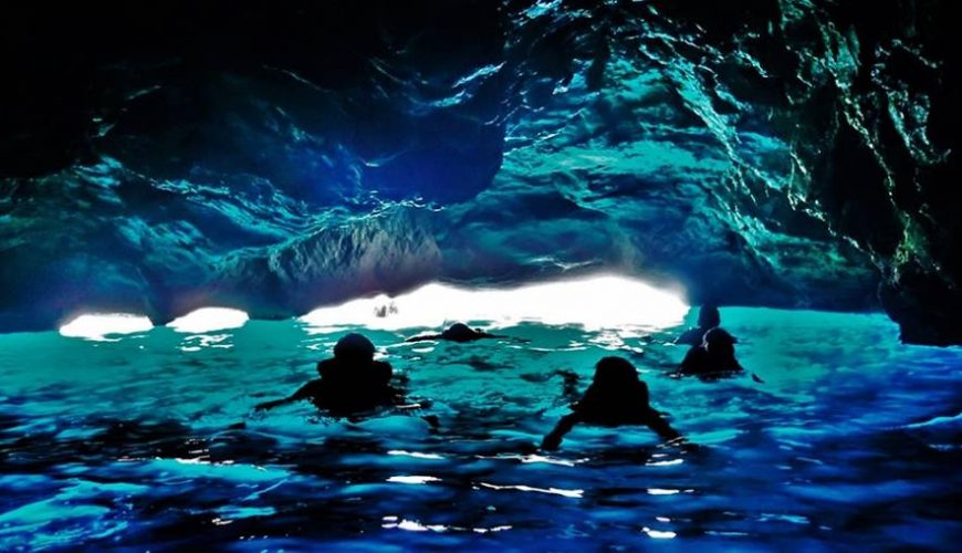 Taucher in blauer Höhle auf Mallorca