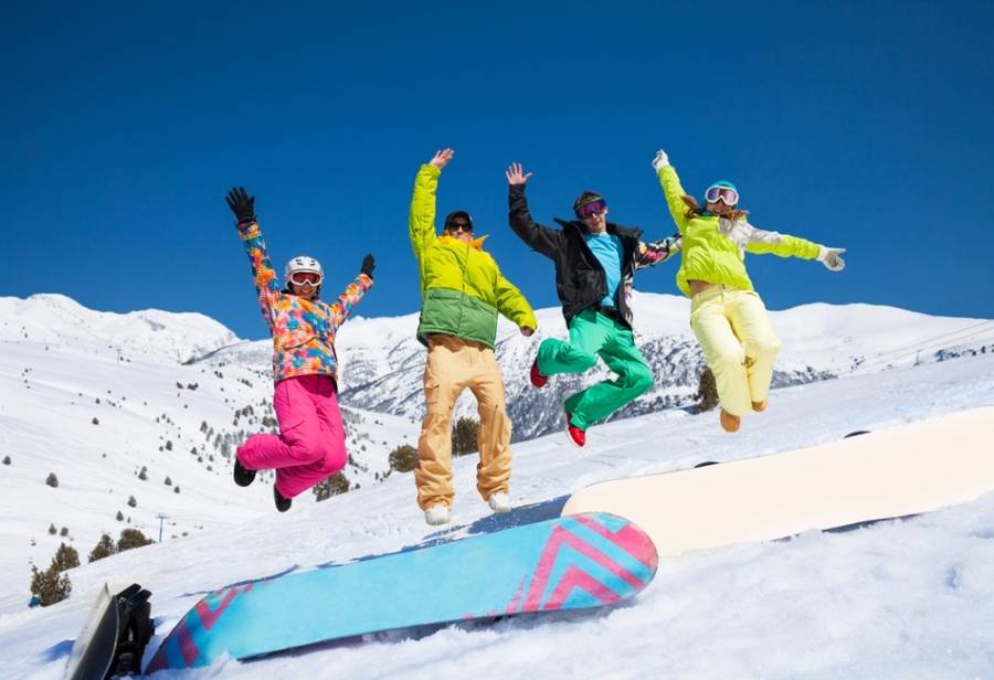 Snowboarder springen in die Luft