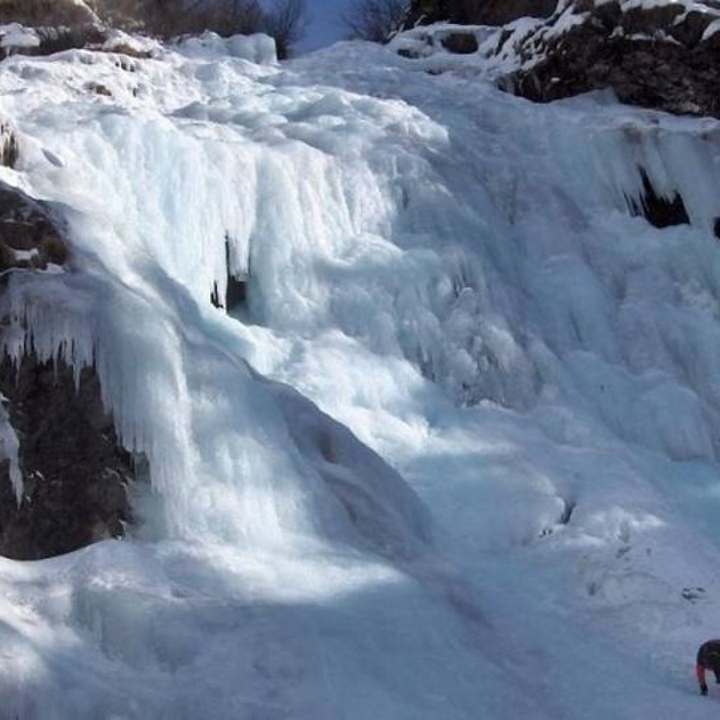 Zugefrorener Wasserfall