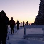 Schneeschuhwanderer auf einer Tour in der Dämmerung