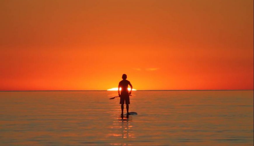 Stand-up-Paddler im Sonnenuntergang