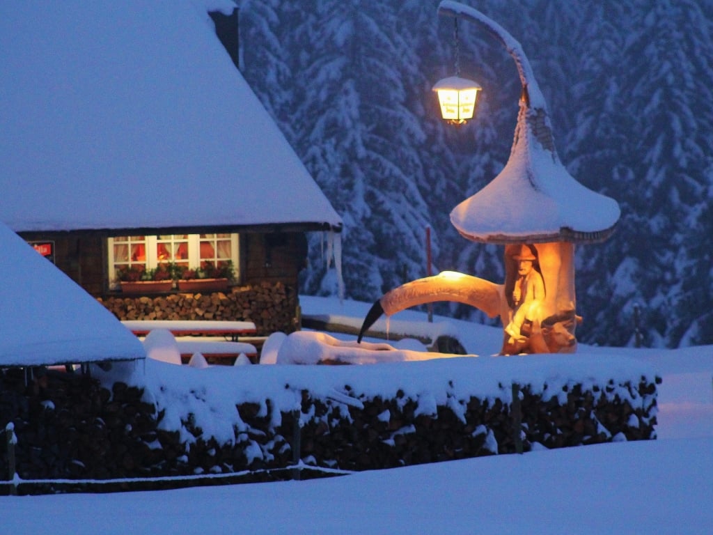 Hütte im Schnee bei Nacht