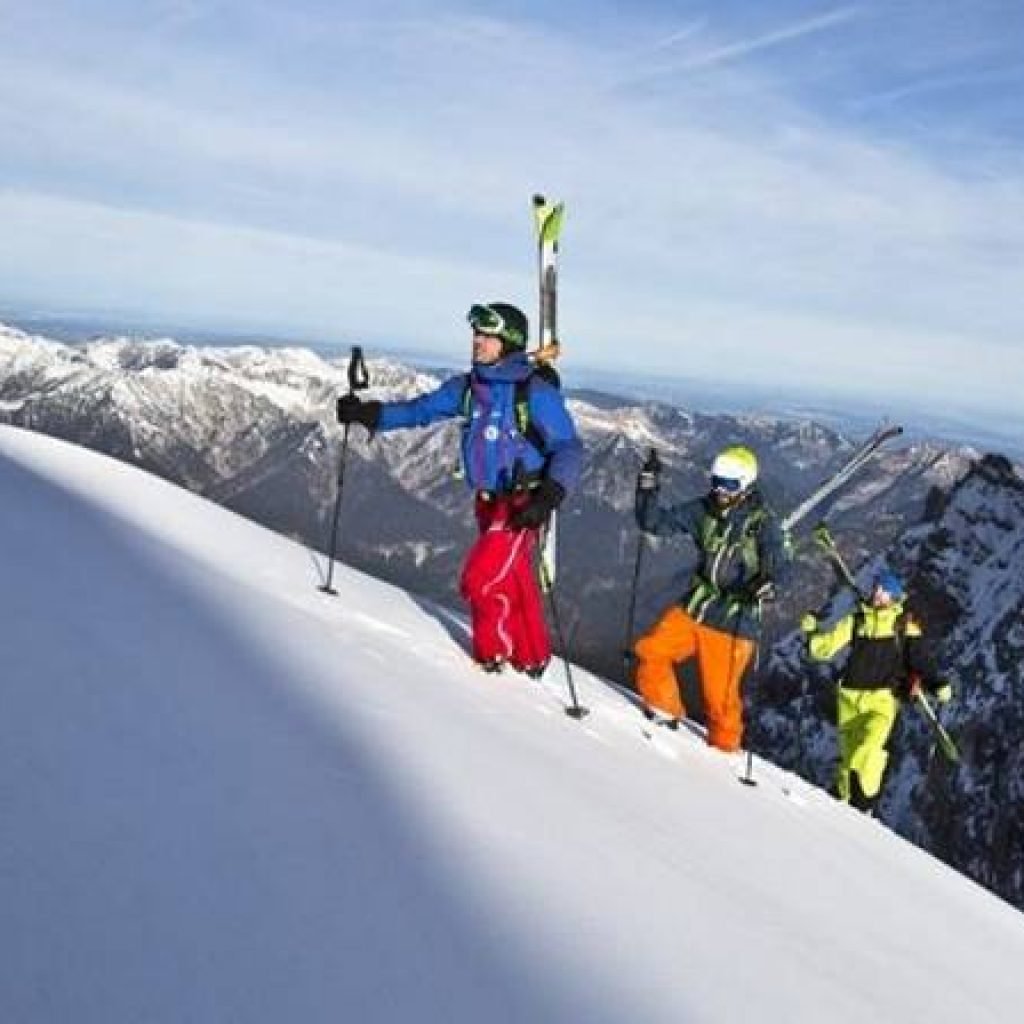 Skitourengeher beim Aufstieg am Berg