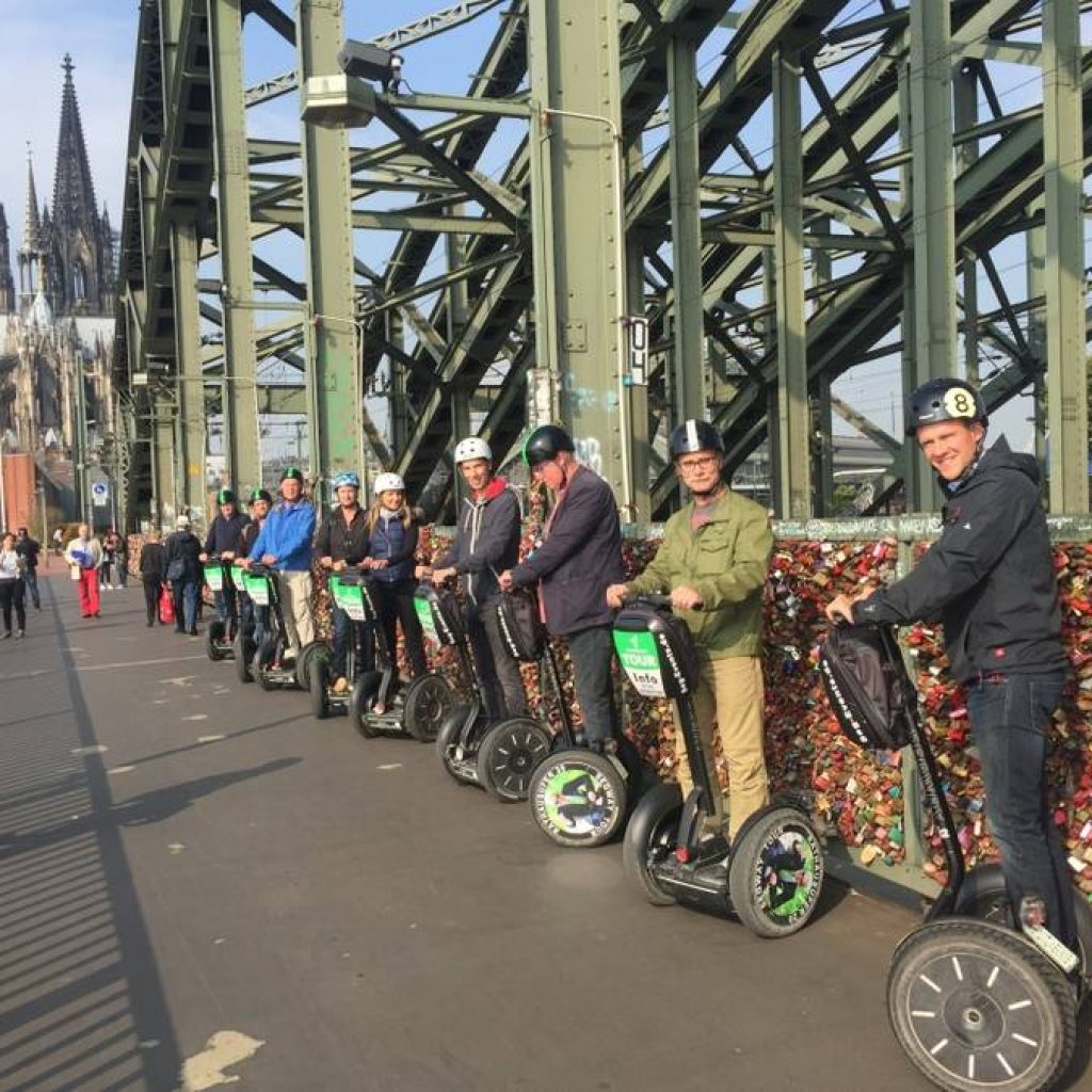 Segwayfahrer auf der Kölner Brücke