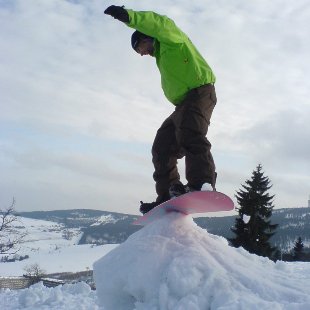 Snowboarder auf Schneehügel
