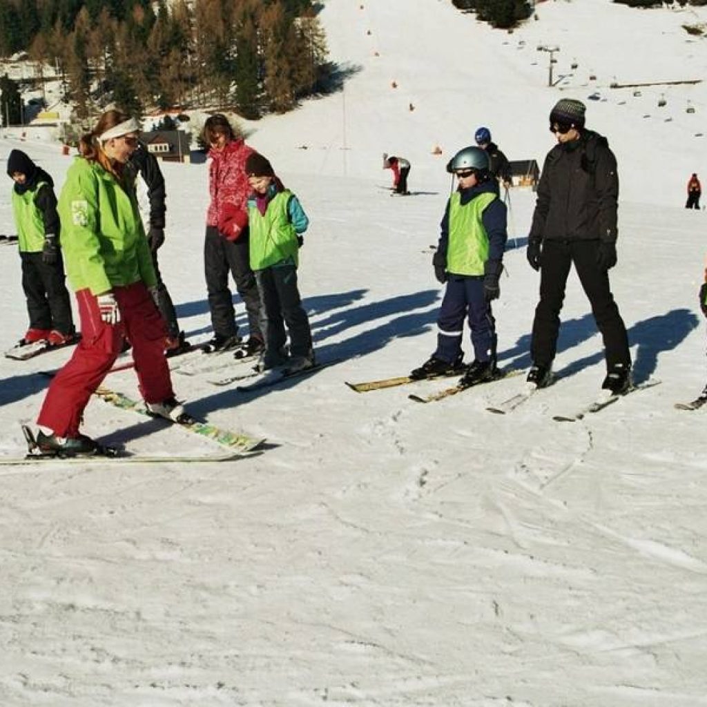Personen stehen auf Skiern
